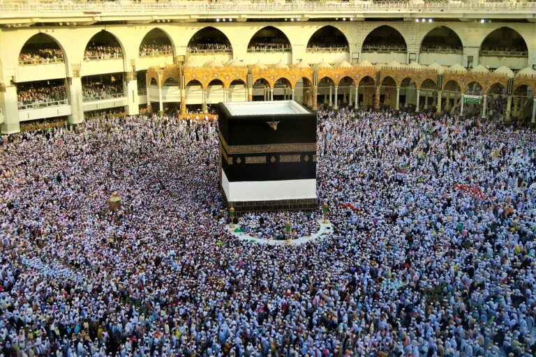 mosque, crowd, worship-4372296.jpg